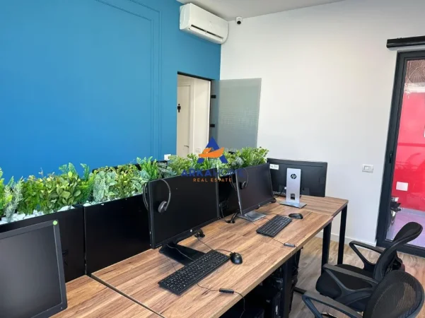 Tirane, jepet me qera zyre Kati 2, 213 m² 1.700 € 