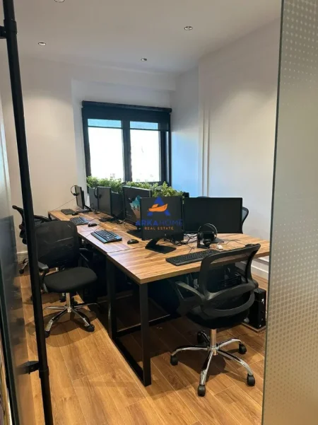 Tirane, jepet me qera zyre Kati 2, 213 m² 1.700 € 