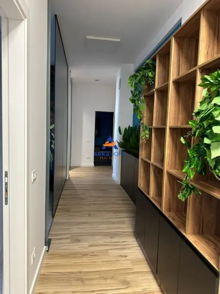 Tirane, jepet me qera zyre Kati 2, 213 m² 1.700 € 