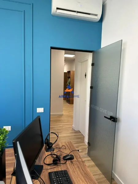 Tirane, jepet me qera zyre Kati 2, 213 m² 1.700 € 