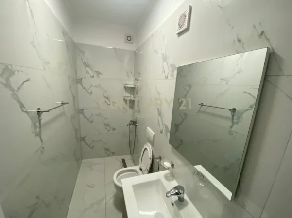 Tirane, jepet me qera apartament 1+1 Kati 1, 92 m² 700 € (Liqeni i Thate)