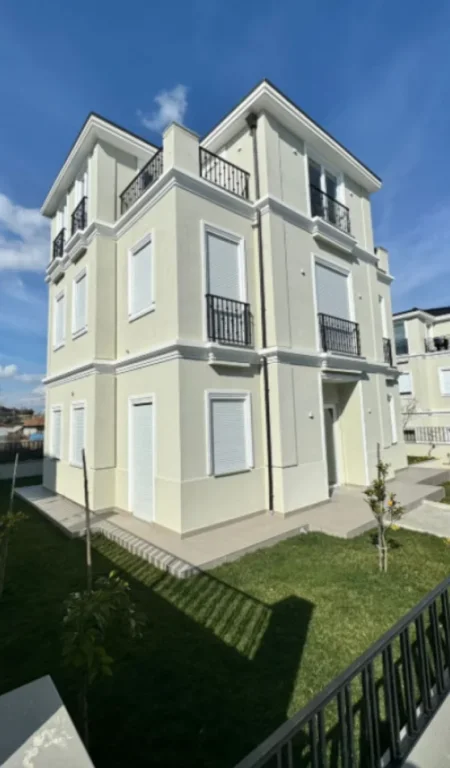 Tirane, jepet me qera Vile 4+1+Aneks+Ballkon Kati 3, 180 m² 2.500 € 