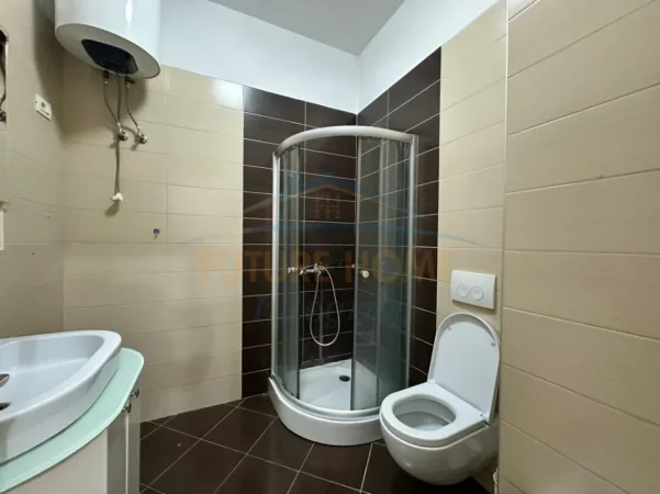 Tirane, jepet me qera apartament 2+1+2+Post Parkimi Kati 2, 105 m² 750 € (Komuna e Parisit)