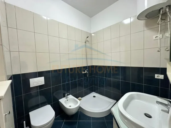 Tirane, jepet me qera apartament 2+1+2+Post Parkimi Kati 2, 105 m² 750 € (Komuna e Parisit)