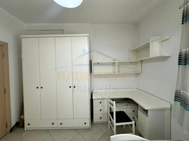 Tirane, jepet me qera apartament 2+1+2+Post Parkimi Kati 2, 105 m² 750 € (Komuna e Parisit)