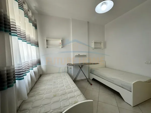 Tirane, jepet me qera apartament 2+1+2+Post Parkimi Kati 2, 105 m² 750 € (Komuna e Parisit)