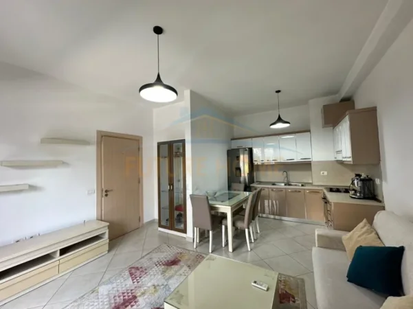 Tirane, jepet me qera apartament 2+1+2+Post Parkimi Kati 2, 105 m² 750 € (Komuna e Parisit)