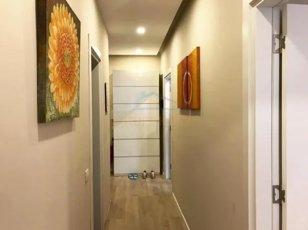 Tirane, jepet me qera apartament 2+1+Ballkon Kati 3, 130 m² 800 € (Kodra e Diellit)
