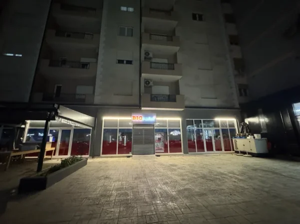 Tirane, jepet me qera dyqan Kati 0, 240 m² 2.000 € (BULEVARDI DONALD TRUMP)