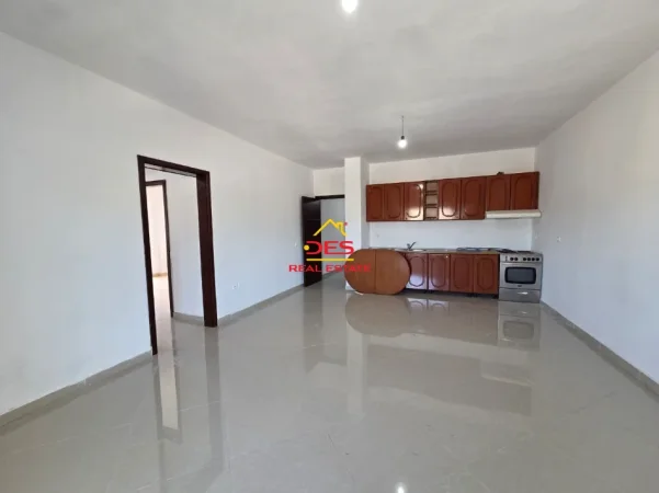 Vlore, jepet me qera apartament 2+1+Ballkon Kati 7, 120 m² 300 € (Rruga Demokracia)