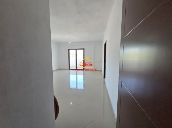 Vlore, jepet me qera apartament 2+1+Ballkon Kati 7, 120 m² 300 € (Rruga Demokracia)