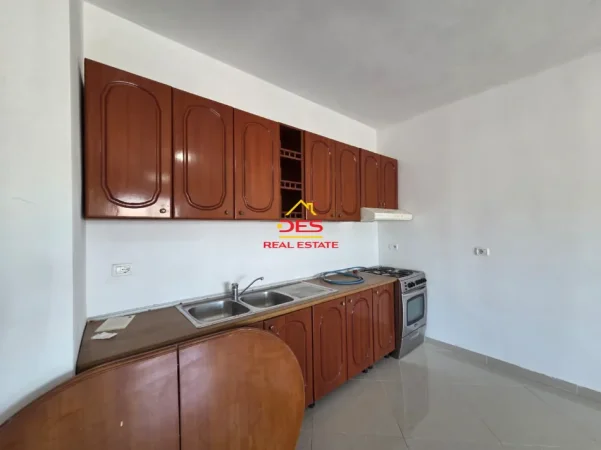 Vlore, jepet me qera apartament 2+1+Ballkon Kati 7, 120 m² 300 € (Rruga Demokracia)