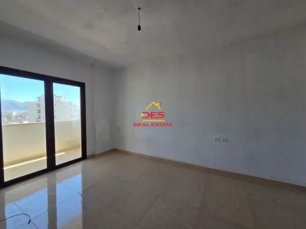 Vlore, jepet me qera apartament 2+1+Ballkon Kati 7, 120 m² 300 € (Rruga Demokracia)