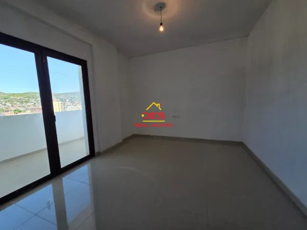 Vlore, jepet me qera apartament 2+1+Ballkon Kati 7, 120 m² 300 € (Rruga Demokracia)