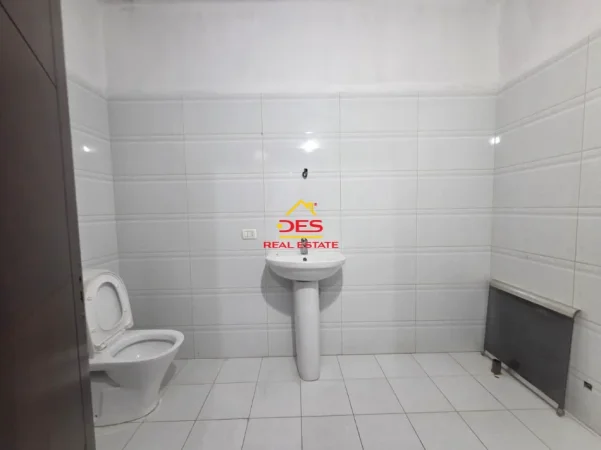 Vlore, jepet me qera apartament 2+1+Ballkon Kati 7, 120 m² 300 € (Rruga Demokracia)