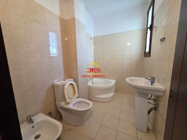 Vlore, jepet me qera apartament 2+1+Ballkon Kati 7, 120 m² 300 € (Rruga Demokracia)