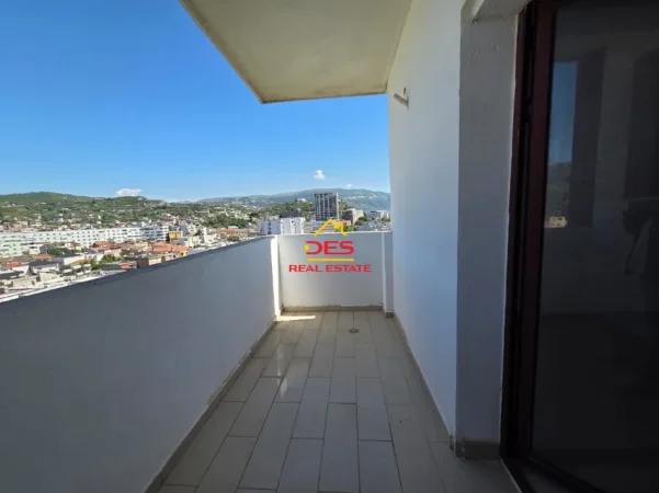 Vlore, jepet me qera apartament 2+1+Ballkon Kati 7, 120 m² 300 € (Rruga Demokracia)
