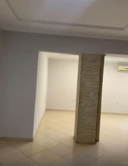 Tirane, jepet me qera zyre Kati 1, 65 m² 700 € (21 DHJETORI)