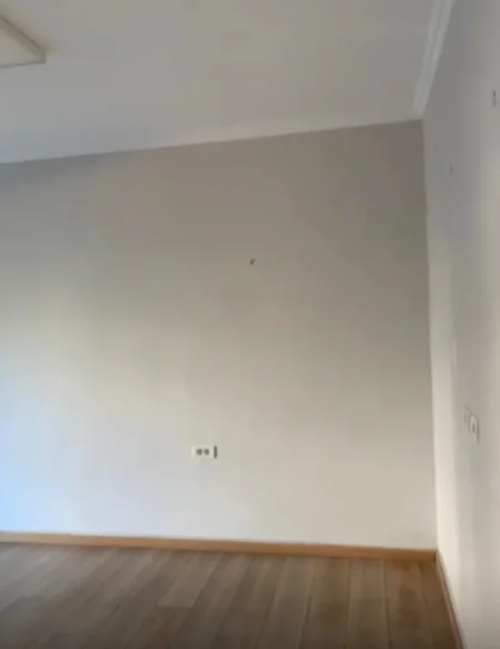 Tirane, jepet me qera zyre Kati 1, 65 m² 700 € (21 DHJETORI)
