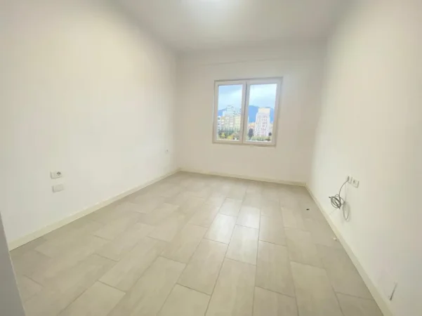 Tirane, jepet me qera apartament 1+1 Kati 3, 650 € (Square 21 / Rruga Sali Butka)