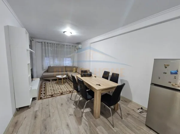 Tirane, jepet me qera apartament 2+1+Ballkon Kati 3, 73 m² 650 € (Kompleksi Kontakt)