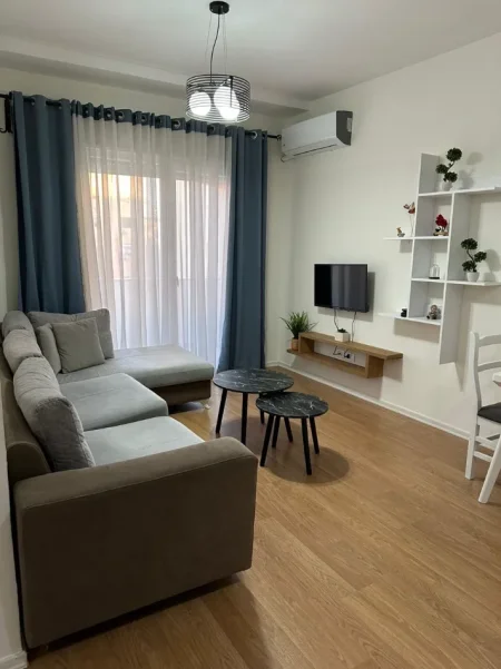 Tirane, jepet me qera apartament 1+1+Ballkon Kati 4, 66 m² 500 € (BRRYLI)