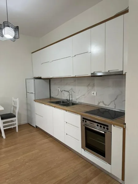 Tirane, jepet me qera apartament 1+1+Ballkon Kati 4, 66 m² 500 € (BRRYLI)