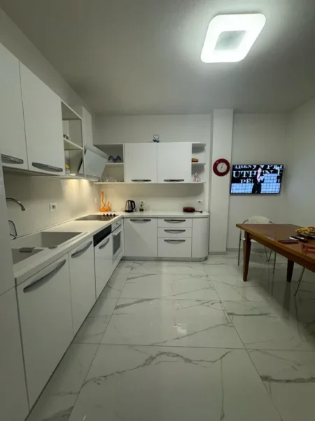 Tirane, jepet me qera apartament 3+1+Ballkon Kati 5, 202 m² 1300 € (RRUGA E ELBASANIT)