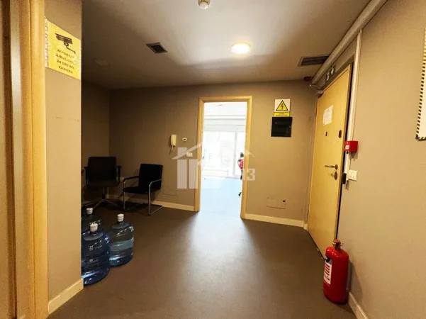 Tirane, jepet me qera zyre Kati 8, 149 m² 2.700 € (PRANË LIBRIT UNIVERSITAR, TE ISH BLLOKU)