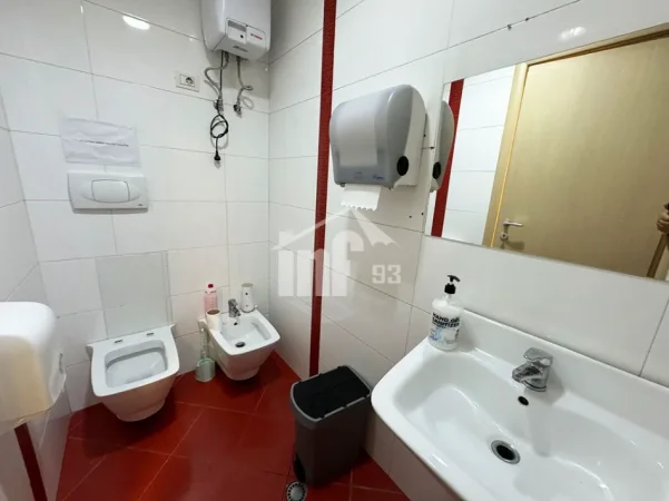 Tirane, jepet me qera zyre Kati 8, 149 m² 2.700 € (PRANË LIBRIT UNIVERSITAR, TE ISH BLLOKU)