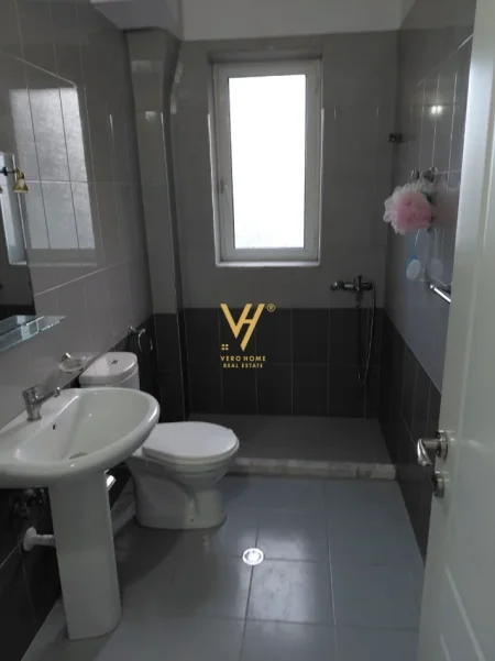 Tirane, jepet me qera apartament 2+1+Ballkon Kati 3, 70 m² 540 € (ALI DEMI)