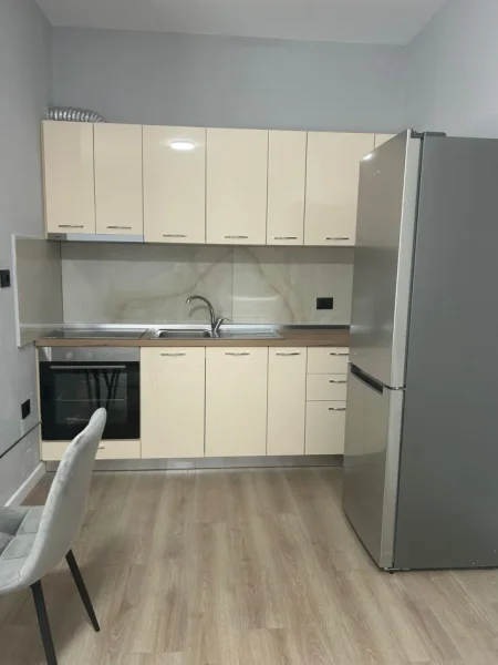 Tirane, jepet me qera apartament 2+1 Kati 1, 85 m² 450 € (Poligrafiku)