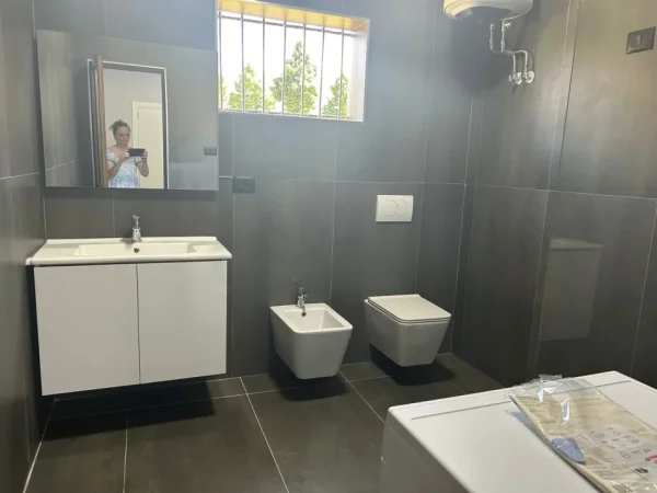 Tirane, jepet me qera apartament 2+1 Kati 1, 85 m² 450 € (Poligrafiku)