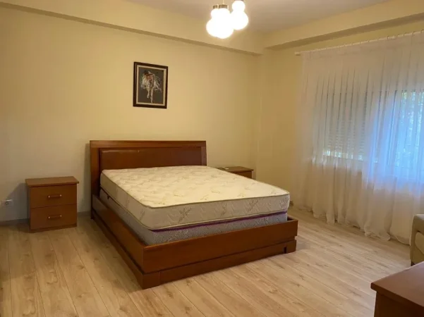 Tirane, jepet me qera apartament 2+1 , 120 m² 750 € (Materniteti i Ri)