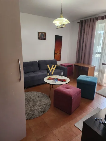 Tirane, jepet me qera apartament 1+1+Ballkon Kati 8, 45 m² 470 € (ISH PARKU)