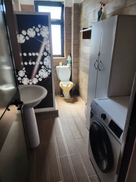 Tirane, jepet me qera apartament 1+1+Ballkon Kati 8, 45 m² 470 € (ISH PARKU)