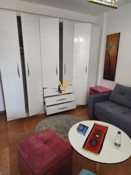 Tirane, jepet me qera apartament 1+1+Ballkon Kati 8, 45 m² 470 € (ISH PARKU)