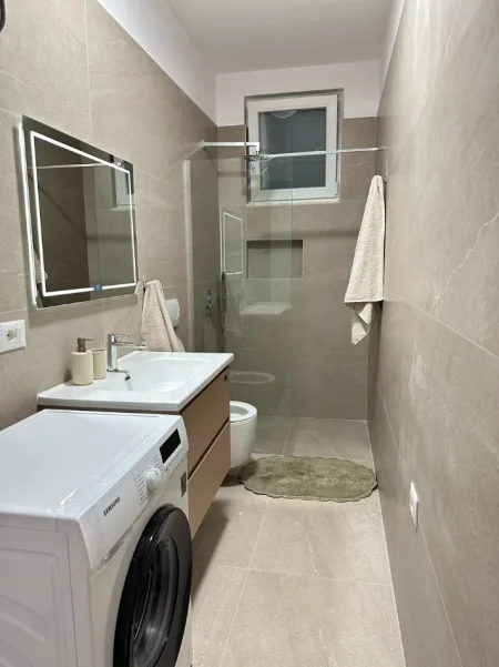 Tirane, jepet me qera apartament 1+1+Ballkon Kati 1, 65 m² 450 € (OXHAKU)