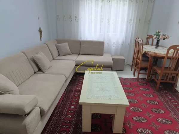 Tirane, jepet me qera apartament 2+1 Kati 1, 75 m² 500 € (KOMBINAT)