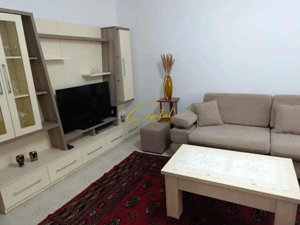 Tirane, jepet me qera apartament 2+1 Kati 1, 75 m² 500 € (KOMBINAT)