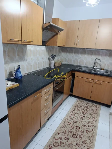 Tirane, jepet me qera apartament 2+1 Kati 1, 75 m² 500 € (KOMBINAT)