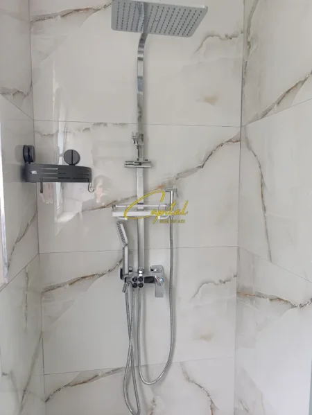 Tirane, jepet me qera apartament 2+1 Kati 1, 75 m² 500 € (KOMBINAT)