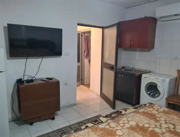 Tirane, jepet me qera apartament 1+1 Kati 1, 30 m² 300 € (Bulevardi Zogu i Parë)
