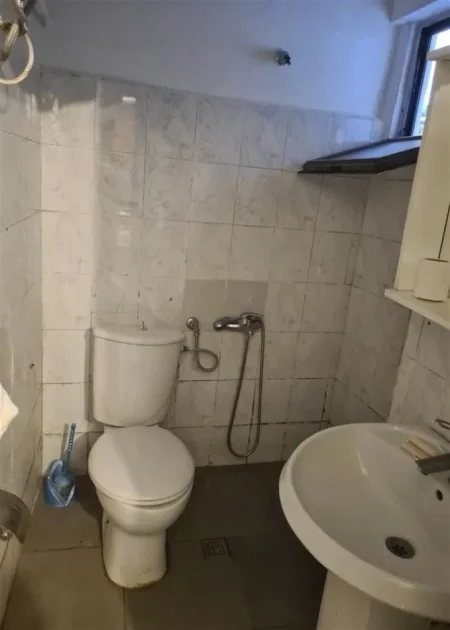 Tirane, jepet me qera apartament 1+1 Kati 1, 30 m² 300 € (Bulevardi Zogu i Parë)