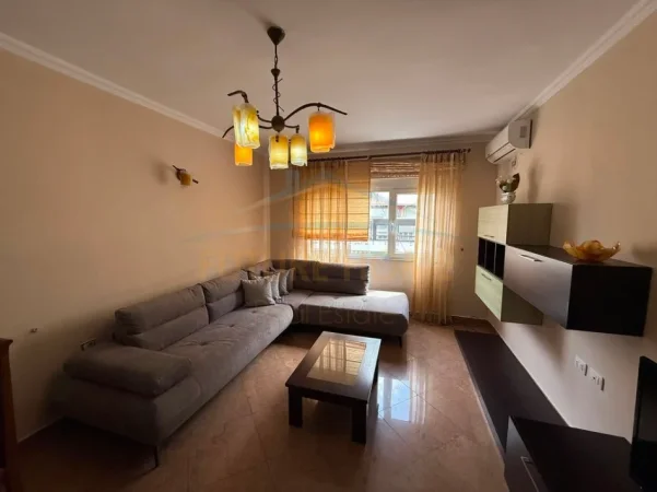 Tirane, jepet me qera apartament 1+1 Kati 8, 65 m² 600 € 