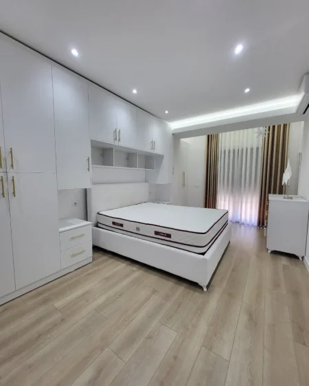 Tirane, jepet me qera apartament 2+1+Ballkon Kati 5, 120 m² 1.000 € (Kodra e Diellit)