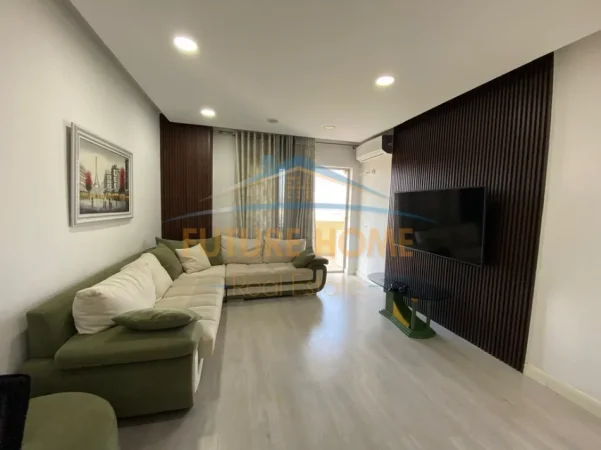 Tirane, jepet me qera apartament 1+1 Kati 6, 75 m² 500 € (Kthesa e Kamzës , Pallatet e verdha.)