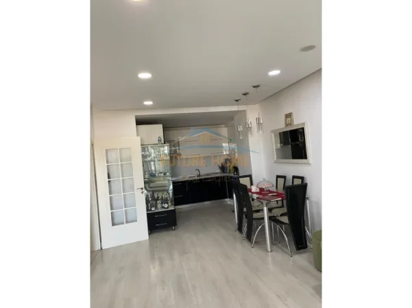 Tirane, jepet me qera apartament 1+1 Kati 6, 75 m² 500 € (Kthesa e Kamzës , Pallatet e verdha.)