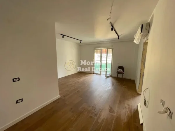 Tirane, jepet me qera apartament 1+1 Kati 3, 67 m² 1.000 € (Air Albania Stadium)