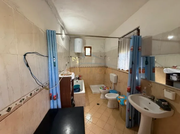 Vlore, shitet shtepi 2+1+Ballkon Kati 0, 393 m² 160.000 € (Topana)